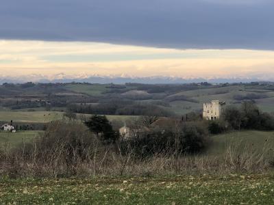 photograph “I.2021 — Winter morning” par David Farreny — www.farreny.net — France, Occitanie, Gascogne, Gascony, Gers, Ordan-Larroque, paysage, landscape, collines, hills, montagnes, mountains, Pyrénées, Pyrenees, chaîne, chain, hiver, winter, neige, snow, herbe, grass, château, castle, Meilhan, XIIIe siècle, 13th century, maisons, houses, carte postale, postcard