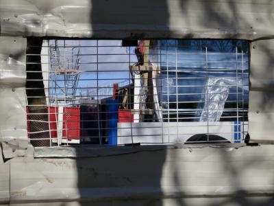 photograph “XI.2012 — Whatever” par David Farreny — www.farreny.net — France, Occitanie, Aveyron, Rouergue, Rodez, ville, city, chantier, construction site, travaux, works, musée Soulages, clôture, fence, métal, metal, tôle ondulée, corrugated iron, grille, railing, désordre, disorder, plastique, plastic, échafaudages, scaffolding, échelle, ladder, tronc, trunk, profusion, cadre, frame, fenêtre, window