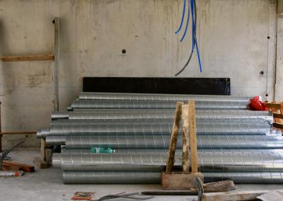 photograph “VI.2007” par David Farreny — www.farreny.net — France, Occitanie, Aveyron, Rouergue, Rodez, chantier, construction site, travaux, works, béton, concrete, pièce, room, métal, metal, tuyaux, pipes, planches, planks, bois, wood, parpaing, breeze-block, bouteille, bottle, plastique, plastic, sac, bag