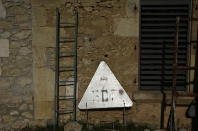 photograph “XII.2015 — Whatever” par David Farreny — www.farreny.net — France, Occitanie, Gascogne, Gascony, Gers, Saint-Lary, village, mur, wall, pierre, stone, échelle, ladder, métal, metal, panneau, sign, triangle, EDF, Électricité de France, fenêtre, window, herbe, grass, argent, silver