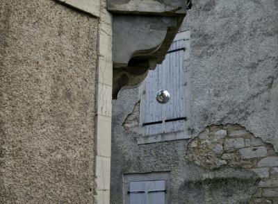 photograph “I.2025” par David Farreny — www.farreny.net — France, Occitanie, Tarn-et-Garonne, Septfonds, village, rue, street, lassie, house, murs, walls, pierre, stone, crépi, roughcast, fenêtres, windows, volets, shutters, vieux, old, balcon, balcony, boule à facettes, disco ball, discotheque, discothèque, kitsch