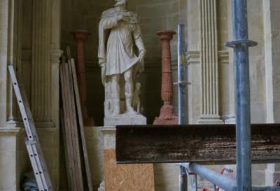 photograph “XI.2015” par David Farreny — www.farreny.net — France, chantier, works, église, church, statue, pierre, stone, échafaudage, scaffolding, échelle, ladder, métal, metal, planches, planks, bois, wood, poutre, beam, homme, man, cathédrale, cathedral, profusion, niche, narthex, Occitanie, Gascogne, Gers, Auch