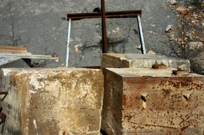 photograph “II.2006” par David Farreny — www.farreny.net — France, cubes, croix, cross, pierre, stone, métal, metal, rouille, rust, carrière, quarry, Occitanie, Aveyron, Rouergue, Onet-le-Château