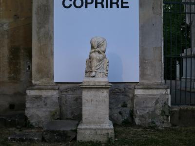 photograph “IV.2017” par David Farreny — www.farreny.net — Italie, Italia, Italy, Latium, Lazio, Rome, Roma, villa Borghese, villa Medici, villa Médicis, statue, pierre, stone, socle, plinth, base, affiche, poster, COPRIRE, COUVRIR, grille, railings, métal, metal, soir, evening, SPQR, vieux, old, négligé, neglected, park, parc, arbre, tree