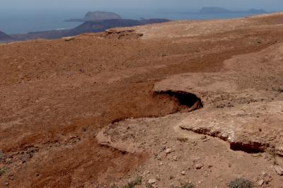 photograph “V.2016 — Lancerotte, 59” par David Farreny — www.farreny.net — Espagne, España, Spain, Canaries, Canarias, Canary, Lanzarote, Lancerotte, île, island, Mirador del Río, Haría, La Graciosa, mer, sea, océan, ocean, Atlantique, Atlantic, eau, water, sol, soil, terre, earth, sec, dry, îles, islands, paysage, landscape, horizon, nature