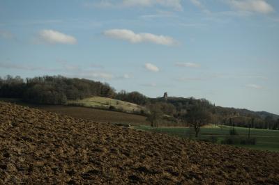 photograph “I.2025 — Quietude” par David Farreny — www.farreny.net — France, Occitanie, Gascogne, Gascony, Lomagne, Gers, Tournecoupe, village, paysage, landscape, campagne, countryside, hiver, winter, église, church, clocher, bell tower, collines, hills, champs, fields, terre, earth, sol, soil, arbres, trees, bois, woods, ciel, sky, nuages, clouds, poteaux, posts, poles, carte postale, postcard