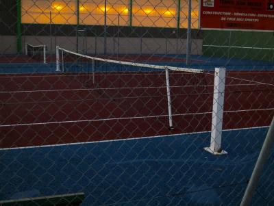 photograph “XII.2013” par David Farreny — www.farreny.net — France, court, tennis, sport, gymnase, gymnasium, gym, soir, evening, obscur, dark, obscurité, darkness, grillage, clôture, fence, fencing, filet, net, fronton, wall, lumières, lights, métal, metal, panneau, sign, profusion, Occitanie, Aveyron, Rouergue, Olemps