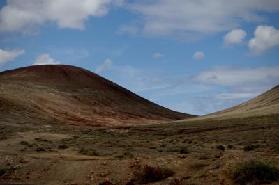 photograph “V.2016 — Lancerotte, 61” par David Farreny — www.farreny.net — Espagne, España, Spain, Canaries, Canarias, Canary, Lanzarote, Lancerotte, île, island, Teguise, Costa Teguise, montagnes, mountains, volcans, volcanoes, landscape, paysage, nature, nuages, clouds, rouge, red
