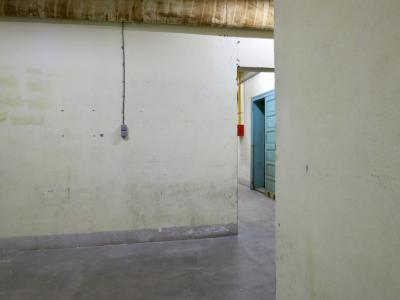 photograph “XII.2012” par David Farreny — www.farreny.net — France, Occitanie, Rouergue, Aveyron, Rodez, sous-sol, basement, underground, couloir, corridor, passage, porte, door, boîtier, box, interrupteurs, murs, parois, walls, béton, concrete, ciment, cement, bois, wood, fil, wire, câble, cable, gaine, shaft, switches