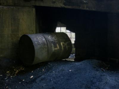 photograph “VIII.2015” par David Farreny — www.farreny.net — France, Occitanie, Tarn, Blaye-les-Mines, usine, factory, industrie, industry, abandon, abandoned, délabrement, decay, laverie, washing plant, béton, concrete, métal, metal, smashed, windows, fenêtres, vitres, cassées, arbres, trees, branches, branchages, ombre, shadow, bidon, can, tag, graffiti, poussière, dust