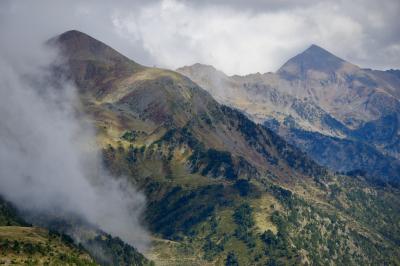 photograph “IX.2019” par David Farreny — www.farreny.net — Andorre, Andorra, Ordino, montagne, mountain, sommets, peaks, nature, paysage, landscape, nuages, clouds, arbres, trees