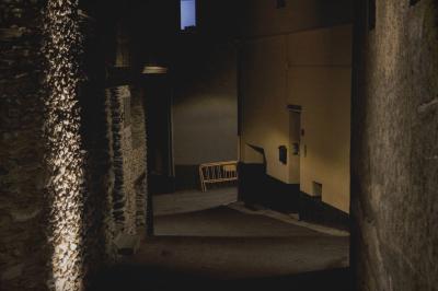 photograph “VII.2023 — At night” par David Farreny — www.farreny.net — Andorre, Andorra, Canillo, rue, street, nuit, night, maisons, houses, mur, wall, pierre, stone, lumière, light, ciment, cement, bitume, blacktop, asphalte, asphalt, barrière, guardrail, métal, metal, porte, door, ombres, shadows, pénombre, darkness, sombre, dark