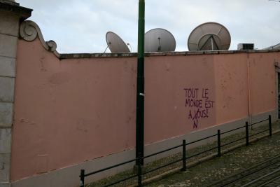 photograph “II.2020” par David Farreny — www.farreny.net — Portugal, Lisbonne, Lisboa, Lisbon, ville, city, capitale, capital, rue, street, mur, wall, paraboles, satellite, dishes, poteau, post, pole, rambarde, guardrail, métal, metal, pierre, stone, rails, tag, graffiti, Tout le monde est à nous, The whole world is ours, gouttière, drainpipe