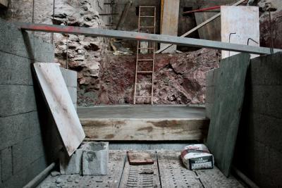 photograph “I.2011” par David Farreny — www.farreny.net — France, travaux, rénovation, renovation, repair, work, chantier, building site, pierre, stone, parpaings, breeze-blocks, ciment, cement, métal, metal, bois, wood, étais, étançons, stays, props, struts, stanchions, échelle, ladder, planche, plank, treillis, armature, lattice, framework, béton, concrete, sac, bag, pack, Le Duromit, planches, planks, boards, plaques, sheets, rouge, red, Occitanie, Aveyron, Rouergue, Rodez