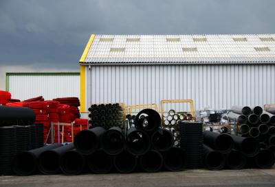 photograph “VI.2005 — Sunday” par David Farreny — www.farreny.net — France, Occitanie, Aveyron, Rouergue, Onet-le-Château, entrepôt, warehouse, métal, metal, tôle ondulée, corrugated iron, tubes, plastique, plastic, toit, roof, ciel, sky, gris, grey, gray, nuages, clouds, bitume, blacktop, asphalte, asphalt, cadres, frames, bois, wood