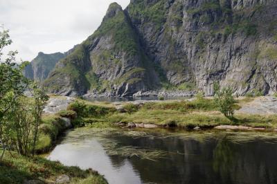 photograph “VII.2014 — Run away to the North, 76” par David Farreny — www.farreny.net — Norvège, Norway, Norge, Nord-Norge, Nordland, Lofoten, Moskenes, Sørvagen, Å, Å i Lofoten, montagnes, mountains, roche, rocher, rock, étang, pond, mer, sea, arbres, trees, paysage, landscape, herbe, grass, eau, water, mur, paroi, wall, pierre, stone, pic, peak, top, sommet
