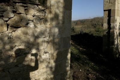 photograph “XII.2019” par David Farreny — www.farreny.net — France, Occitanie, Gascogne, Gers, Saint-Lary, À Gisquet, hiver, winter, mur, wall, pierre, stone, beige, passage, entrée, entry, portail, gate, campagne, countryside, ombre, shadow, homme, man, photographe, photographer, autoportrait, selfportrait