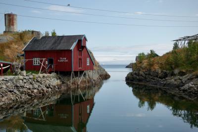 photograph “VII.2014 — Run away to the North, 96” par David Farreny — www.farreny.net — Norvège, Norway, Norge, Nord-Norge, Nordland, Lofoten, Moskenes, Sørvagen, Å, Å i Lofoten, maison, house, pilotis, on piles, rorbu, bois, wood, eau, water, mer, sea, rocher, rock, cuve, tank, métal, metal, rouille, rust, rusty, fils, wires, câbles, cables, mouette, seagull, reflet, reflection, séchoir, drying racks, morue, cod, bateau, boat, paquebot, liner, Hurtigruten, crique, creek, inlet, Tran Damperi, huile de foie de morue, usine, factory, cod liver oil, poisson, fish, pêche, fishing