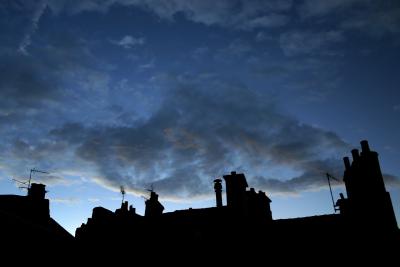 photograph “XI.2004 — Ancient sky” par David Farreny — www.farreny.net — France, Occitanie, Aveyron, Rouergue, Rodez, soir, evening, automne, autumn, fall, ciel, sky, bleu, blue, nuages, clouds, maisons, houses, toits, roofs, cheminées, chimneys, antennes, antennas, passé, past