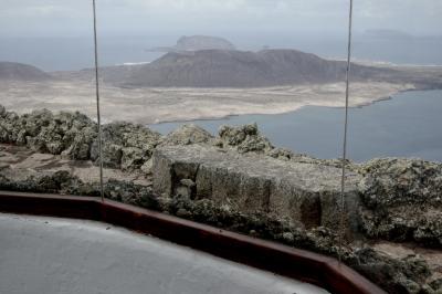 photograph “V.2016 — Lancerotte, 28” par David Farreny — www.farreny.net — Espagne, Spain, España, Canaries, Canary, Canarias, Lanzarote, Lancerotte, île, island, Haría, Mirador del Río, La Graciosa, paysage, landscape, panorama, vitre, verre, glass, window, baie, rocher, rock, banc, bench, montagne, mountain, mer, sea, océan, ocean, Atlantique, Atlantic, eau, water, horizon, rivage, shore