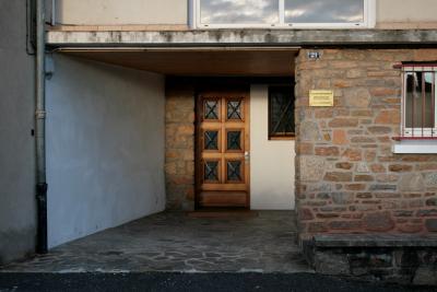 photograph “XII.2011 — Faces of home, 40” par David Farreny — www.farreny.net — France, domicile, home, porte, door, entrée, entrance, entry, bâtiment, building, plaque, médecin, doctor, fenêtres, windows, grille, barreaux, bars, pierre, stone, banc, bench, gouttière, drainpipe, reflet, reflection, nuages, clouds, 21, béton, concrete, ciment, cement, renfoncement, recess, doorway, rue, street, ville, city, Occitanie, Rodez, Aveyron, Rouergue, sexologue, sexologist