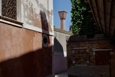 photograph “V.2022” par David Farreny — www.farreny.net — Italie, Italia, Italy, Vénétie, Veneto, Venise, Venice, Venezia, Venexia, ruelle, alley, murs, walls, brique, brick, tour, tower, ombre, shadow, fenêtre, window, grille, railings, métal, metal, arbre, tree