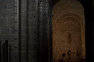 photograph “VIII.2023” par David Farreny — www.farreny.net — Espagne, España, Espanya, Spain, Catalogne, Cataluña, Catalunya, Lleida, Lérida, Alt Urgell, La Seu d'Urgell, cathédrale, cathedral, église, church, Santa Maria d'Urgell, XIIe siècle, 12th century, roman, Romanesque, pierre, stone, abside, apse, chandelles, candles, arches, archs, arcs, statue, sculpture