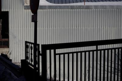 photograph “I.2023” par David Farreny — www.farreny.net — Andorre, Andorra, Canillo, bâtiment, immeuble, building, tôle ondulée, corrugated iron, mur, wall, métal, metal, rambarde, guardrail, toit, roof, neige, snow, béton, concrete, branches, câbles, cables, fils, wires, panneau, routier, sign, roadsign