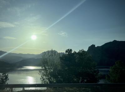 photograph “V.2022 — Lofoteñas (II)” par David Farreny — www.farreny.net — Espagne, España, Espanya, Catalogne, Cataluña, Catalunya, montagnes, mountains, lac, lake, eau, water, matin, morning, soleil, sun, ciel, sky, nuages, clouds, arbres, trees, paysage, landscape, route, road, glissière, crash barrier, métal, metal