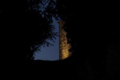 photograph “VII.2024 — Watchtower lookout” par David Farreny — www.farreny.net — France, Occitanie, Gascogne, Gascony, Gers, Biran, tour, tower, tour de guet, watchtower, Moyen Âge, Middle Ages, médiéval, medieval, pierre, stone, soir, evening, nuit, night, arbres, trees, branches, branchages, mur, wall, paroi, lumière, light