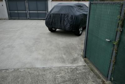 photograph “X.2022” par David Farreny — www.farreny.net — France, Occitanie, Haute-Garonne, Toulouse, parking, car park, portail, gate, métal, metal, béton, concrete, voiture, car, bâche, cover, plastique, plastic, porte, door, vert, green, poignée, handle, mur, wall