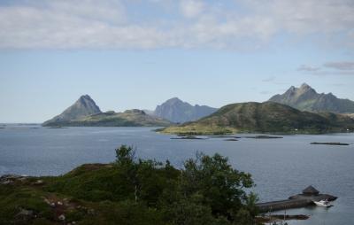 photograph “VII.2017 — Run away to the North, 253” par David Farreny — www.farreny.net — Norvège, Norway, Norge, Nord-Norge, Norvège du Nord, Nordland, Bø, Kråkberget, Vesterålen, fjord, Møklandsfjorden, montagnes, mountains, mer, sea, arbres, trees, port, harbour, harbor, bateau, boat, eau, water, paysage, landscape, marin, seascape, pics, peaks, sommets, nuages, clouds