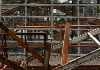 photograph “V.2006” par David Farreny — www.farreny.net — France, Occitanie, Aveyron, Rouergue, Salles-la-Source, chantier, mine, mining site, structures, métal, metal, rouille, rust, rusty, profusion, tas, pile, heap, clôture, fence, grillage, fencing, gravier, gravel