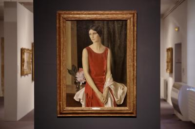 photograph “« Portrait of Mary Louise McBride (Mme Homer Saint-Gaudens) » (1929), Louis Buisseret (1888-1956)” par David Farreny — www.farreny.net — France, Musée Fleury, Musée de Lodève, Lodève, peinture, painting, tableau, art, 1929, XXe siècle, 20th century, Mary Louise McBride, Homer Saint-Gaudens, musée, museum, portrait, femme, woman, robe, rouge, red, dress, fleur, flower, rideau, curtain, cadre, frame, bois, wood, radiateurs, heaters, gallery, beauté, beauty