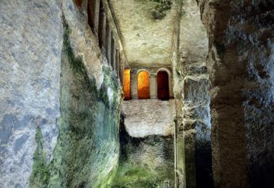 photograph “VIII.2009” par David Farreny — www.farreny.net — France, Aquitaine, Charente, Aubeterre-sur-Dronne, église monolithe, monolithic church, pierre, stone, triforium, rocher, rock, colonnes, pillars, VIIIe siècle, 8th century