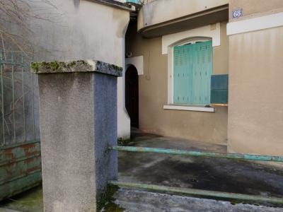 photograph “II.2014 — Faces of home, 117” par David Farreny — www.farreny.net — France, Occitanie, Aveyron, Rouergue, Rodez, maison, house, ciment, cement, cour, courtyard, yard, béton, concrete, métal, metal, humide, wet, damp, humidité, dampness, fenêtre, window, volets, shutters, entrée, entrance, entry, plaque, plate, numéro, number, 68, branches, porte, door, coin, corner, angle, portail, gate, mousse, moss, mur, wall, balcon, balcony, rouille, rust, rusty, domicile, home