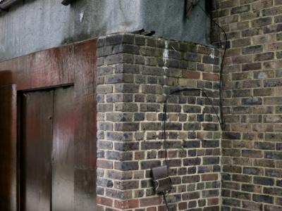 photograph “VIII.2015 — Whatever” par David Farreny — www.farreny.net — Grande-Bretagne, Great Britain, United Kingdom, Royaume-Uni, Angleterre, England, GB, UK, Londres, London, Kensington, Chelsea, Notting Hill, mur, wall, brique, brick, coin, angle, corner, porte, door, bois, wood, câble, cable, fil, wire, métal, metal