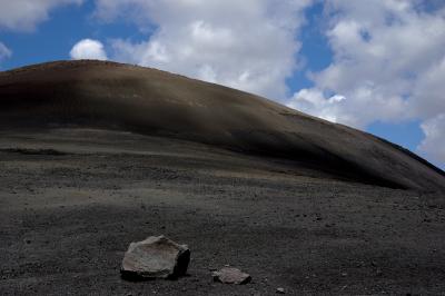 photograph “V.2016 — Lancerotte, 69” par David Farreny — www.farreny.net — Espagne, Spain, España, Canarias, Canary, Canaries, Lanzarote, Lancerotte, Caldera colorada, île, island, volcan, volcano, montagne, mountain, lave, lava, ciel, sky, nuages, clouds, rochers, rocks, ombre, shadow, nature, Tías