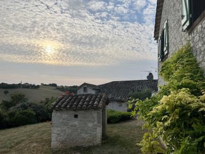 photograph “VII.2022” par David Farreny — www.farreny.net — France, Occitanie, Tarn-et-Garonne, Cazes-Mondenard, maisons, houses, pierre, stone, génoise, tuiles, tiles, jardin, garden, pente, slope, soir, evening, été, summer, soleil, sun, nuages, clouds, ciel, sky, colline, hill, fleurs, flowers, herbe, grass, volets, shutters, bois, wood, antenne, antenna