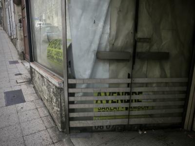 photograph “X.2016 — Crises” par David Farreny — www.farreny.net — France, Occitanie, Gascogne, Gers, Auch, magasin, shop, store, fermé, closed down, porte, door, vitre, verre, glass, poignées, handles, métal, metal, bâche, sheet, panneau, sign, à vendre, for sale, vitrine, faillite, bankruptcy, reflet, reflection, voitures, cars, rue, street, trottoir, pavement, dallage, paving, volets, shutters, bois, wood, sale, dirty, crise, crisis, crises, Mike Oldfield