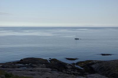 photograph “VII.2014 — Run away to the North, 93” par David Farreny — www.farreny.net — Norvège, Norway, Norge, Nord-Norge, Nordland, Lofoten, Flakstad, Nesland, mer, sea, horizon, bateau, boat, navire, ship, rivage, shore, seashore, rochers, rocks, eau, water, voilier, sailing, bleu, blue, soir, evening, soleil de minuit, midnight sun