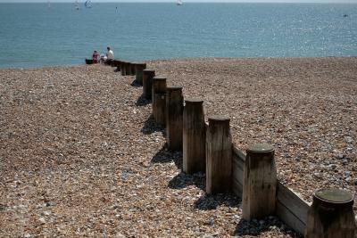 photograph “V.2013” par David Farreny — www.farreny.net — Royaume-Uni, United Kingdom, Angleterre, England, GB, UK, Sussex, Eastbourne, paysage, landscape, marin, seascape, Manche, Channel, sea, côte, coast, eau, water, plage, beach, horizon, gravier, gravel, épi, groyne, brise-lames, breakwater, galets, shingle, bois, wood, bateaux, boats, famille, family, femme, woman, enfants, children