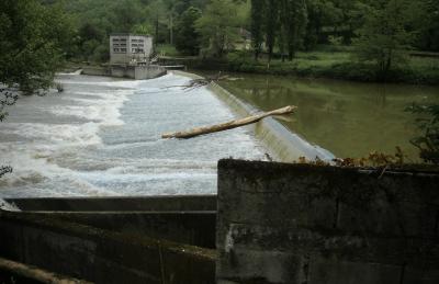 photograph “V.2024” par David Farreny — www.farreny.net — France, Occitanie, Tarn-et-Garonne, Saint-Antonin-Noble-Val, rivière, river, Aveyron, eau, water, flux, stream, arbres, trees, rive, shore, bâtiment, building, béton, concrete, tronc, trunk, branches, branchages, mur, wall, paroi, reflet, reflection, maison, house