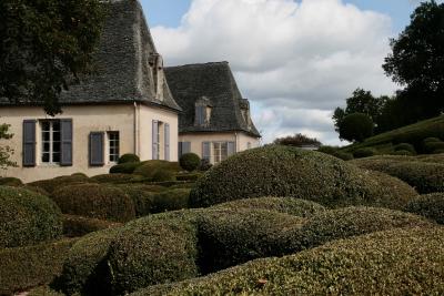 photograph “IX.2011 — Faces of home, 37. Absolute September” par David Farreny — www.farreny.net — France, Aquitaine, Dordogne, Périgord, Vézac, Marqueyssac, jardins, gardens, buis, box, boxwood, box tree, arbres, trees, maison, house, château, castle, lauze, flagstone, fenêtres, windows, trompe-l'œil, septembre, September, carte postale, postcard