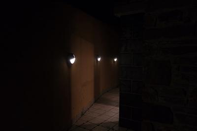 photograph “VII.2023 — At night” par David Farreny — www.farreny.net — Andorre, Andorra, Canillo, nuit, night, mur, wall, béton, concrete, pierre, stone, lampes, lamps, lumières, lights, passage, alley, ombre, shadow, pénombre, darkness, sombre, dark, dallage, pavement