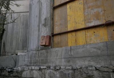 photograph “I.2023 — Flight” par David Farreny — www.farreny.net — Andorre, Andorra, Andorre-la-Vieille, Andorra la Vella, works, chantier, béton, concrete, immeuble, bâtiment, building, panneaux, boards, bois, wood, métal, metal, tirants, tie rods, briques, bricks, flottantes, floating, câble, cable, arbre, tree, branches