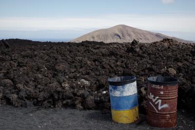 photograph “V.2016 — Lancerotte, 31” par David Farreny — www.farreny.net — Espagne, Spain, España, Canaries, Canary, Canarias, Lanzarote, Lancerotte, île, island, volcan, volcano, montagne, mountain, lave, lava, champ, field, paysage, landscape, noir, black, bidons, cans, métal, metal, poubelles, bins, trash, garbage, Mobil, Tinajo