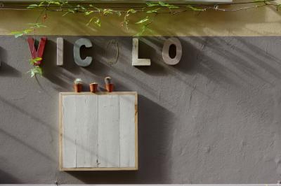 photograph “X.2019” par David Farreny — www.farreny.net — Italie, Italia, Italy, Toscane, Toscana, Tuscany, Pistoia, Montecatini Alto, Montecatini Val di Nievole, rue, street, ruelle, alley, mur, wall, mot, word, vicolo, lettres, letters, caractères, characters, O, manquant, missing, colle, glue, couleurs, colors, bois, wood, ciment, cement, pots, cactus, cacti, lierre, ivy, ombre, shadow, fil, wire, boîte, box, carte postale, postcard