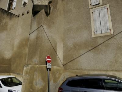 photograph “III.2016” par David Farreny — www.farreny.net — France, ville, city, immeuble, building, maison, house, mur, wall, ciment, cement, voitures, cars, contrefort, buttress, panneau, roadsign, sens interdit, one-way street, sauf service propreté, except cleaning services, fenêtres, windows, volets, shutters, bois, wood, cadran solaire, sundial, ombre, shadow, zigzag, rue, street, éclair, lightning, métal, metal, horloge, clock, humidité, dampness, Occitanie, Gascogne, Gascony, Gers, Auch