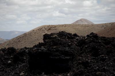 photograph “V.2016 — Lancerotte, 15” par David Farreny — www.farreny.net — Espagne, Spain, España, Canaries, Canary, Canarias, Lanzarote, Lancerotte, volcan, volcano, montagne, mountain, couches, layers, Tijano, noir, black, gris, grey, gray, beige, blanc, white, sommet, top, summit, lave, lava, triangle, paysage, landscape, nature, nuages, clouds